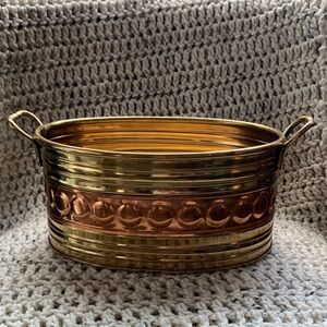 Vintage Brass and Copper Oval planter/container
Approximately 5” x 8”; 5” tall
